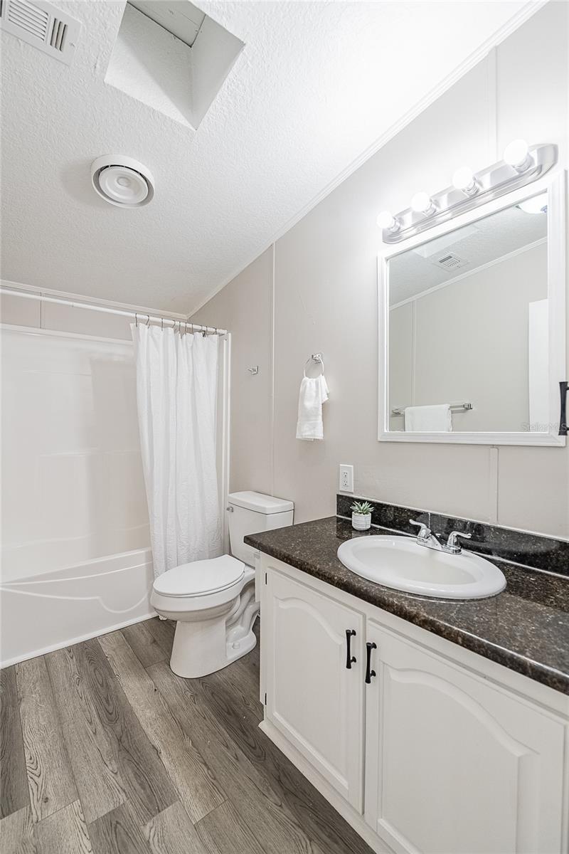 Image 22 of 41 For 952 Saddlewood Boulevard