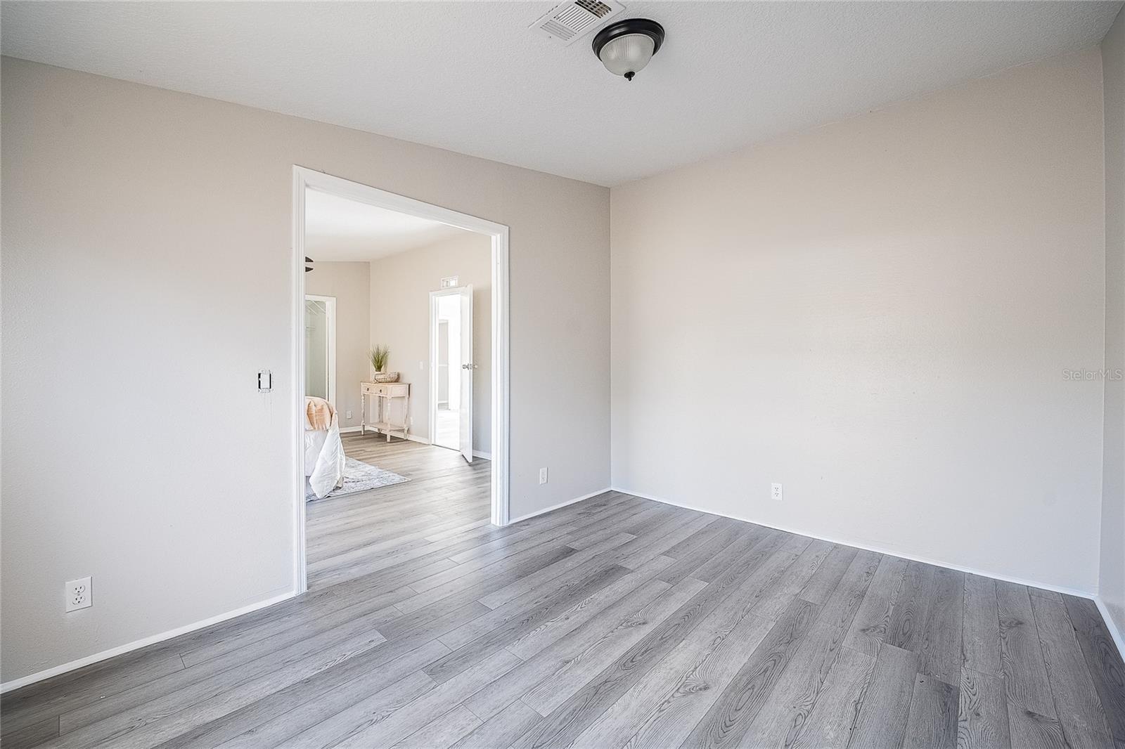 Image 25 of 41 For 952 Saddlewood Boulevard