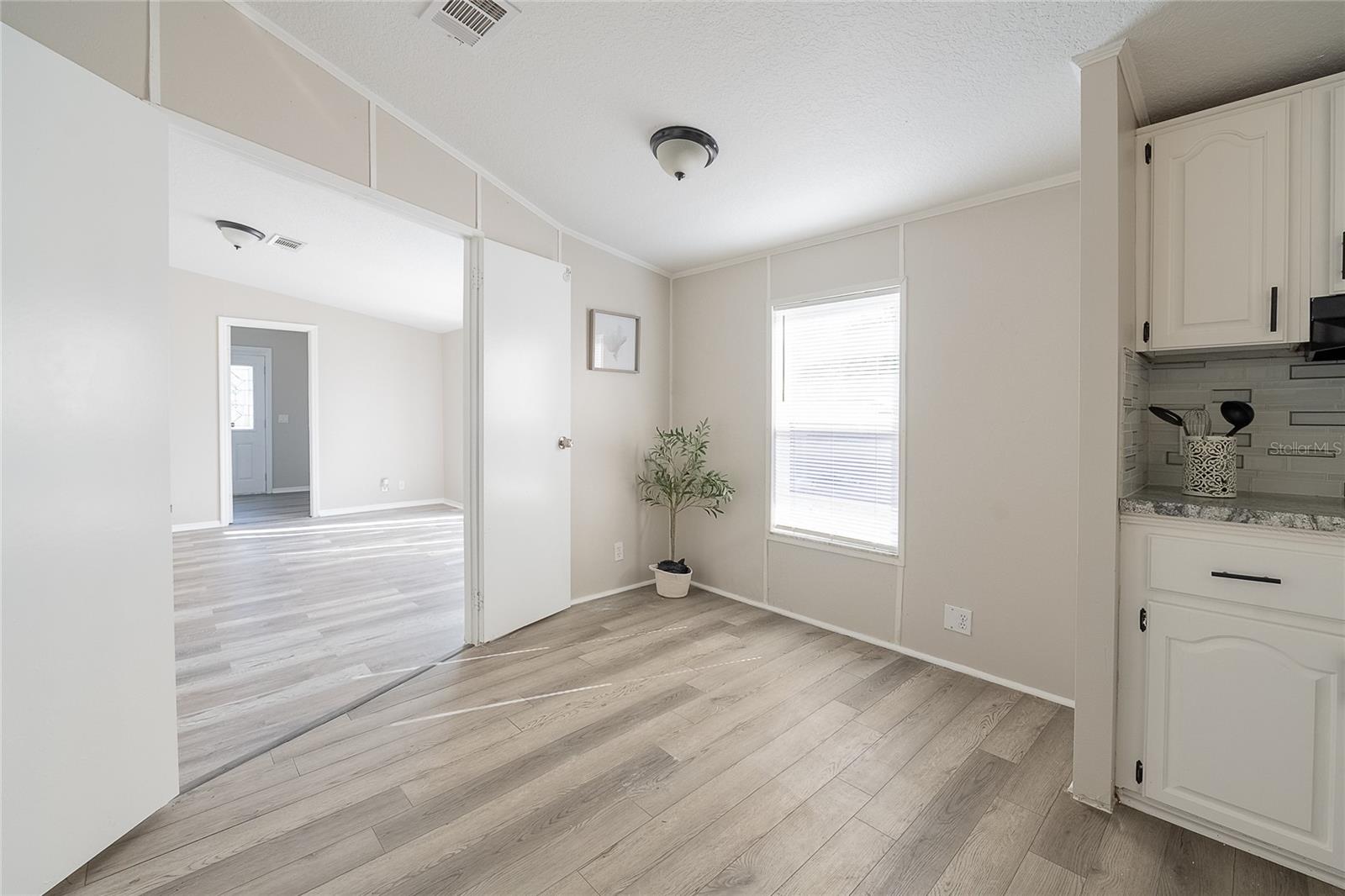 Image 27 of 41 For 952 Saddlewood Boulevard