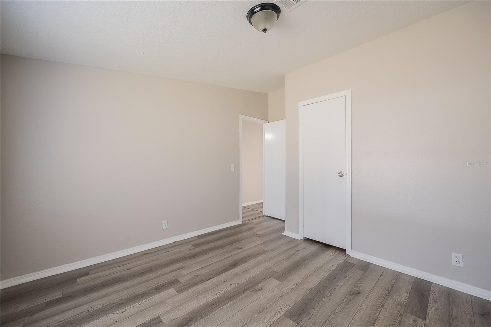 Image 28 of 41 For 952 Saddlewood Boulevard