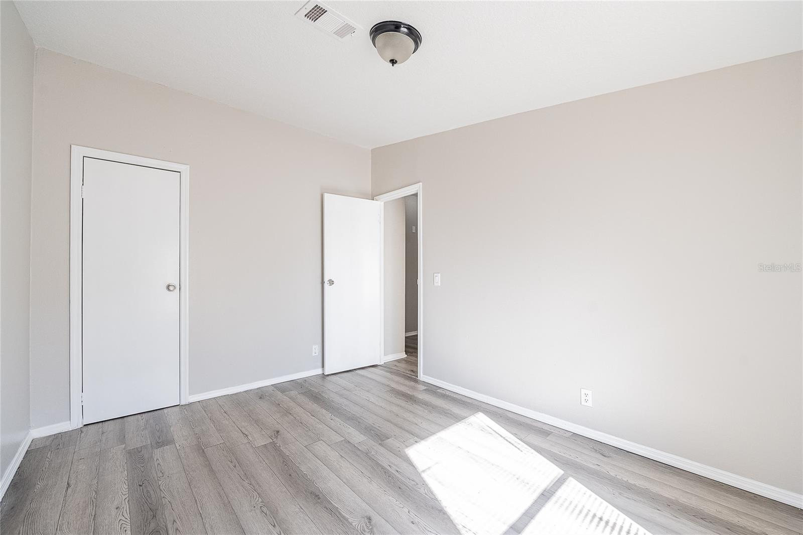 Image 30 of 41 For 952 Saddlewood Boulevard