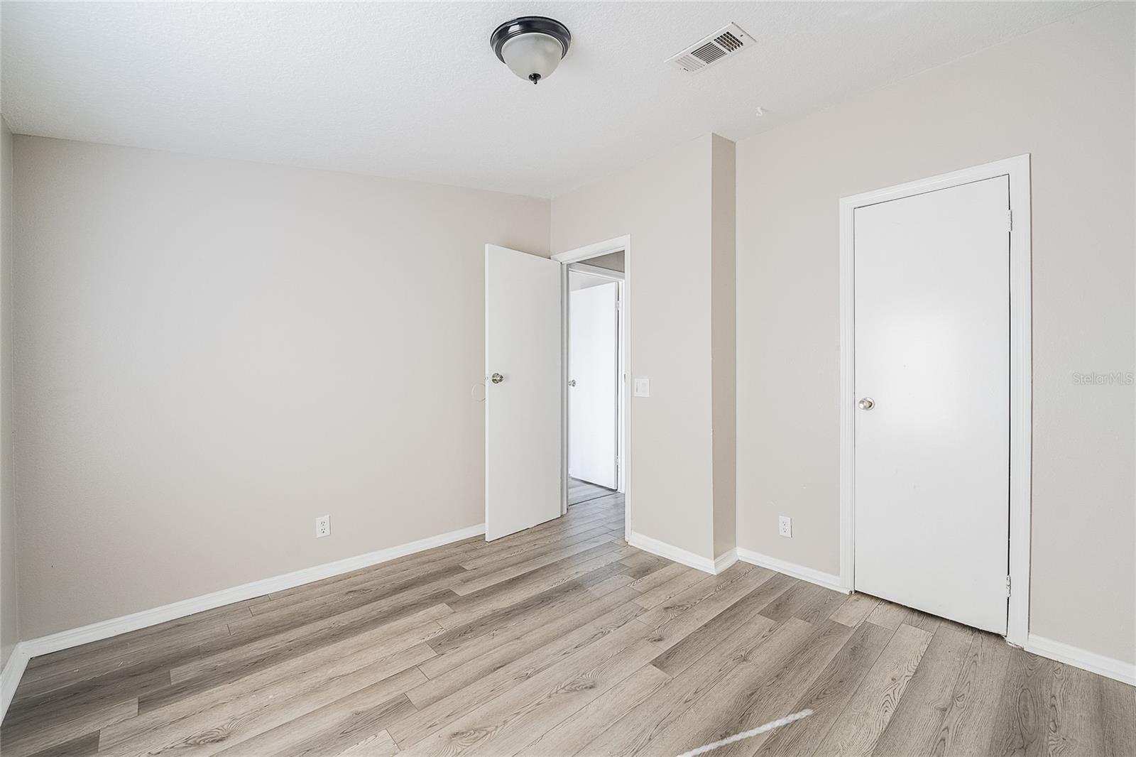 Image 32 of 41 For 952 Saddlewood Boulevard