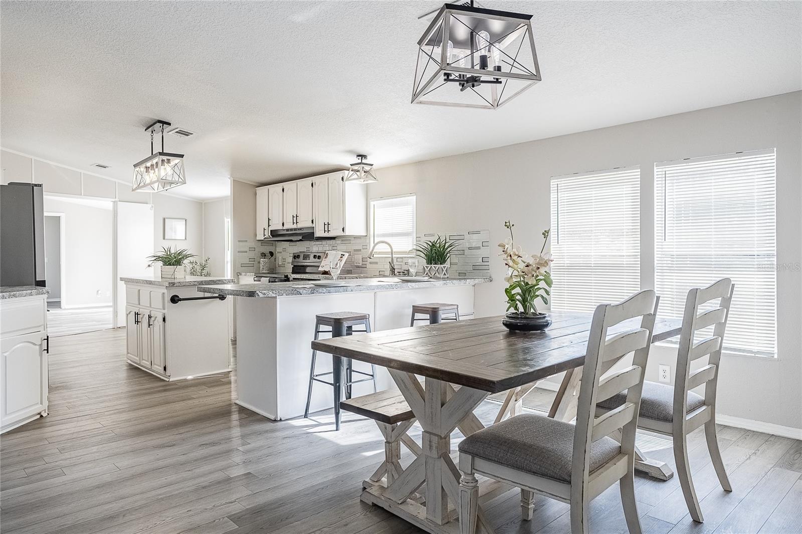 Image 6 of 41 For 952 Saddlewood Boulevard