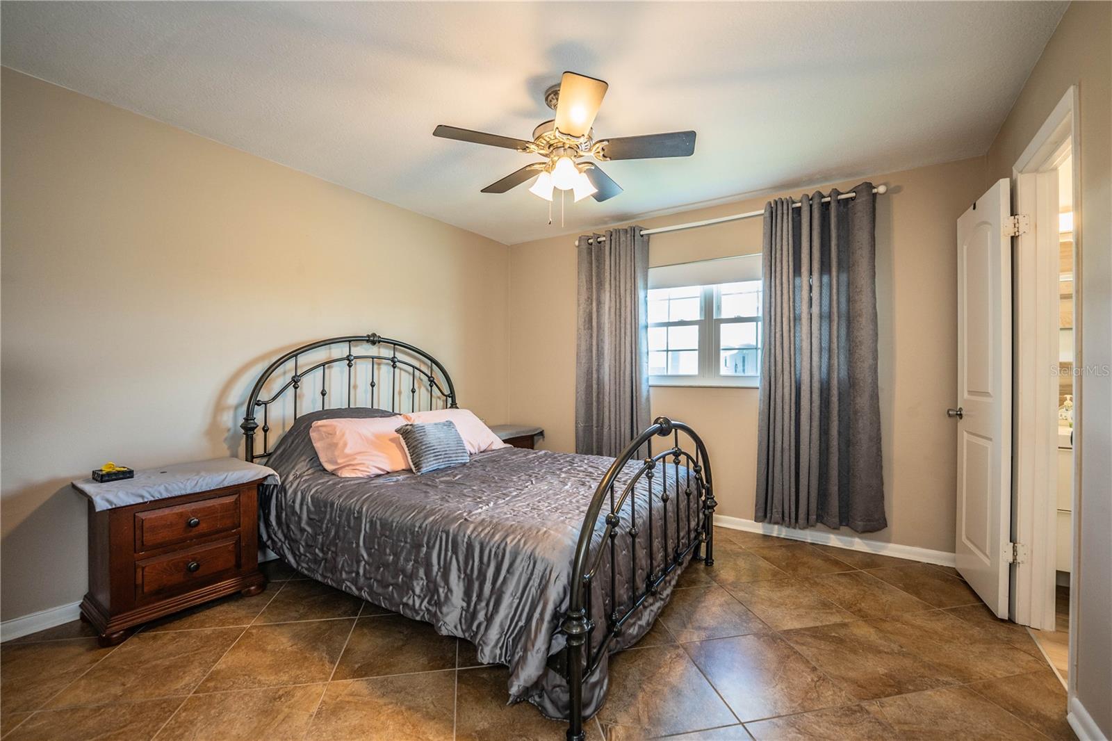 Image 23 of 44 For 501 Cameo Drive