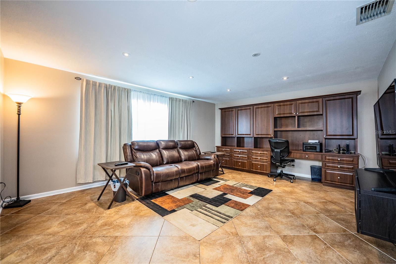 Image 6 of 44 For 501 Cameo Drive