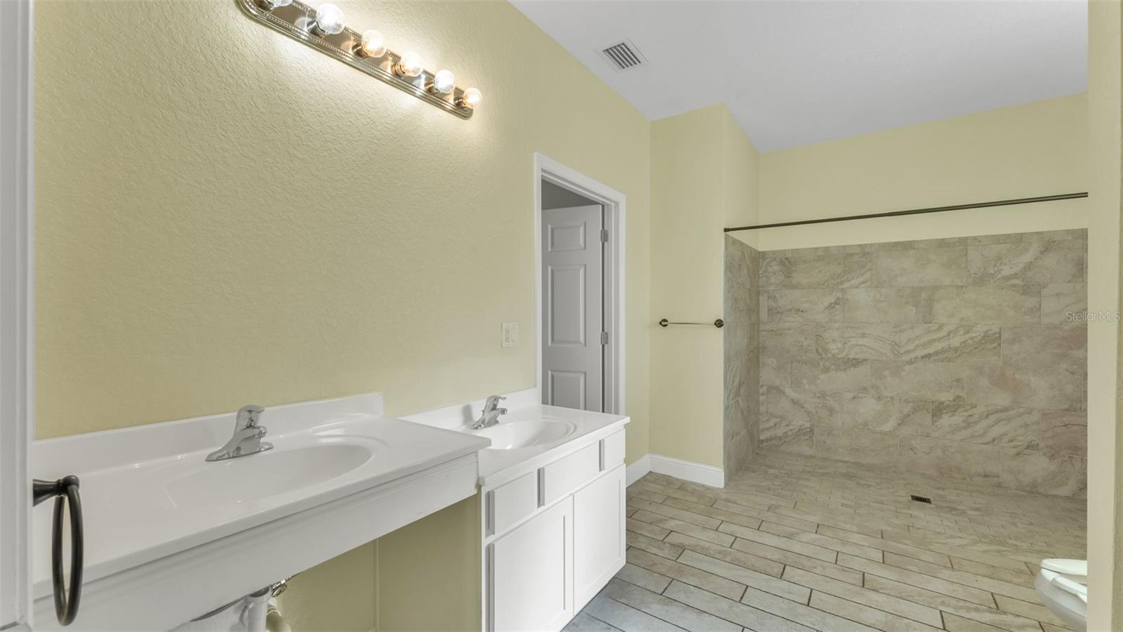 Image 15 of 24 For 273 Hidden View Drive