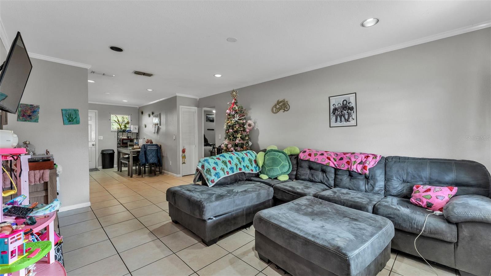 Image 3 of 32 For 860 Charmil Avenue