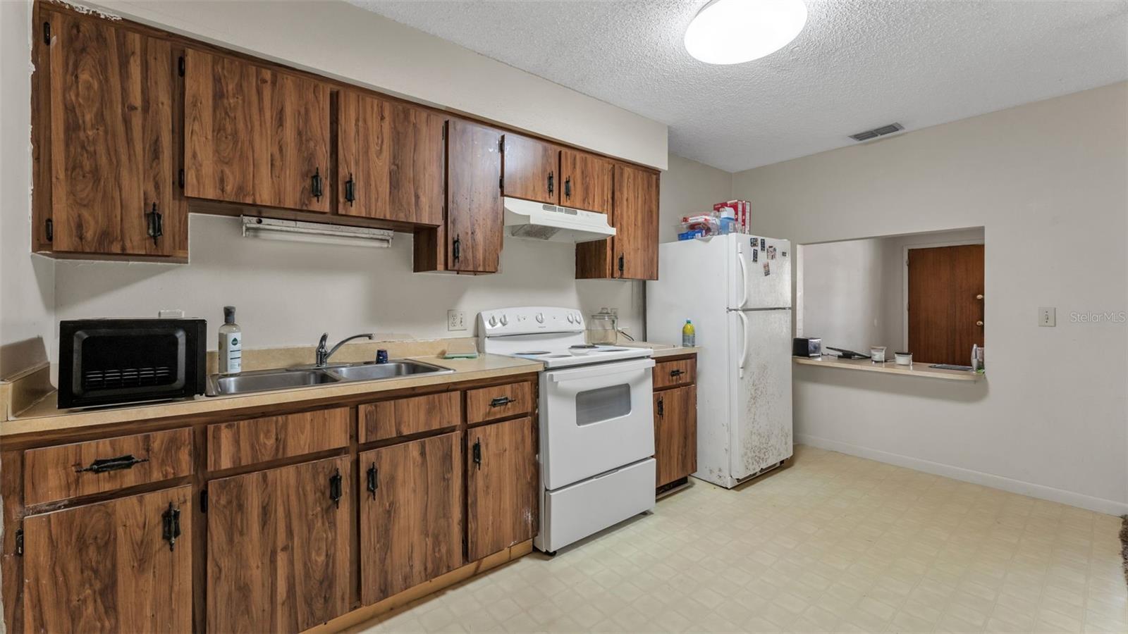 Image 5 of 38 For 880 Charmil Avenue