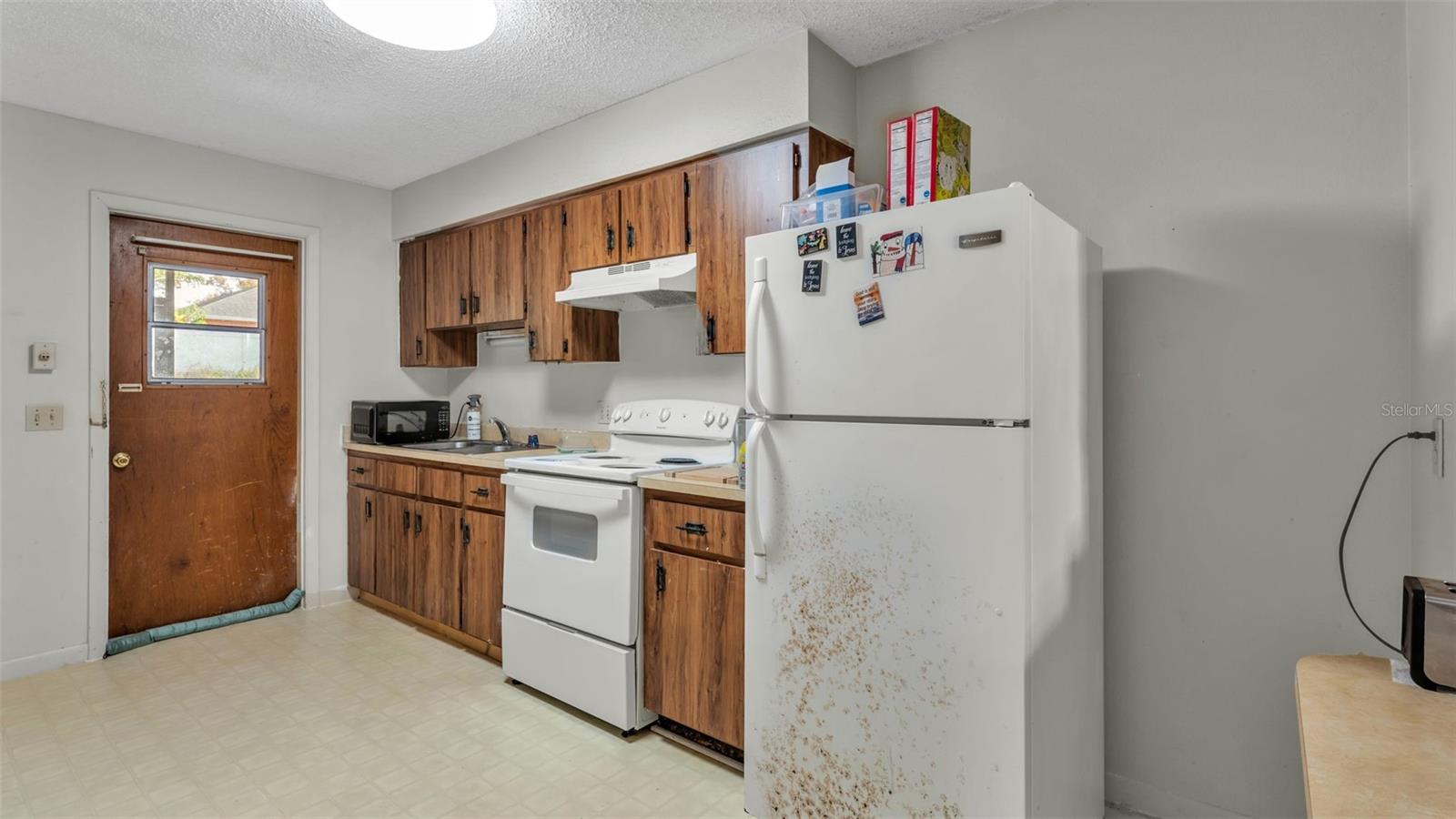 Image 6 of 38 For 880 Charmil Avenue