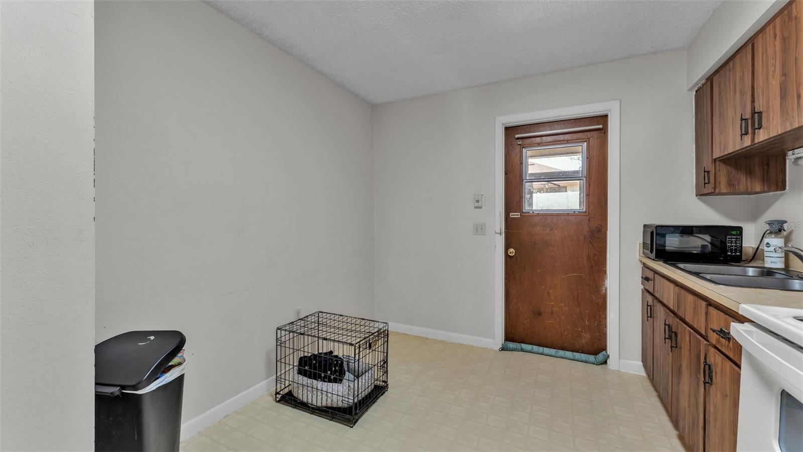 Image 7 of 38 For 880 Charmil Avenue