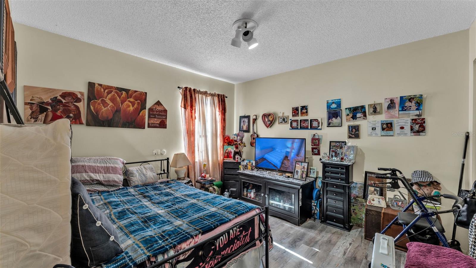 Image 11 of 38 For 913 Charmil Avenue