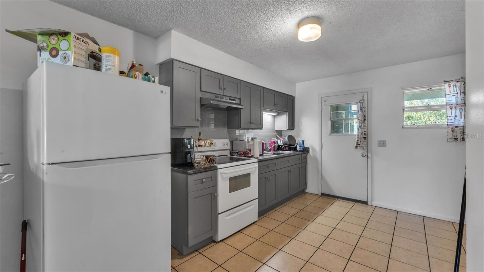 Image 20 of 38 For 913 Charmil Avenue