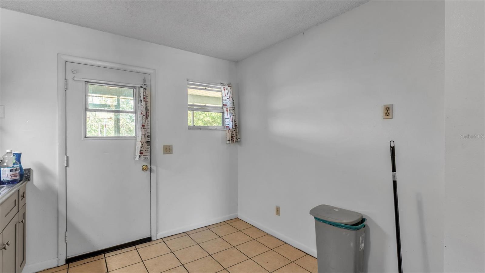 Image 21 of 38 For 913 Charmil Avenue