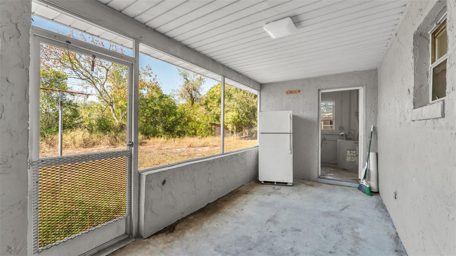 Image 28 of 38 For 913 Charmil Avenue