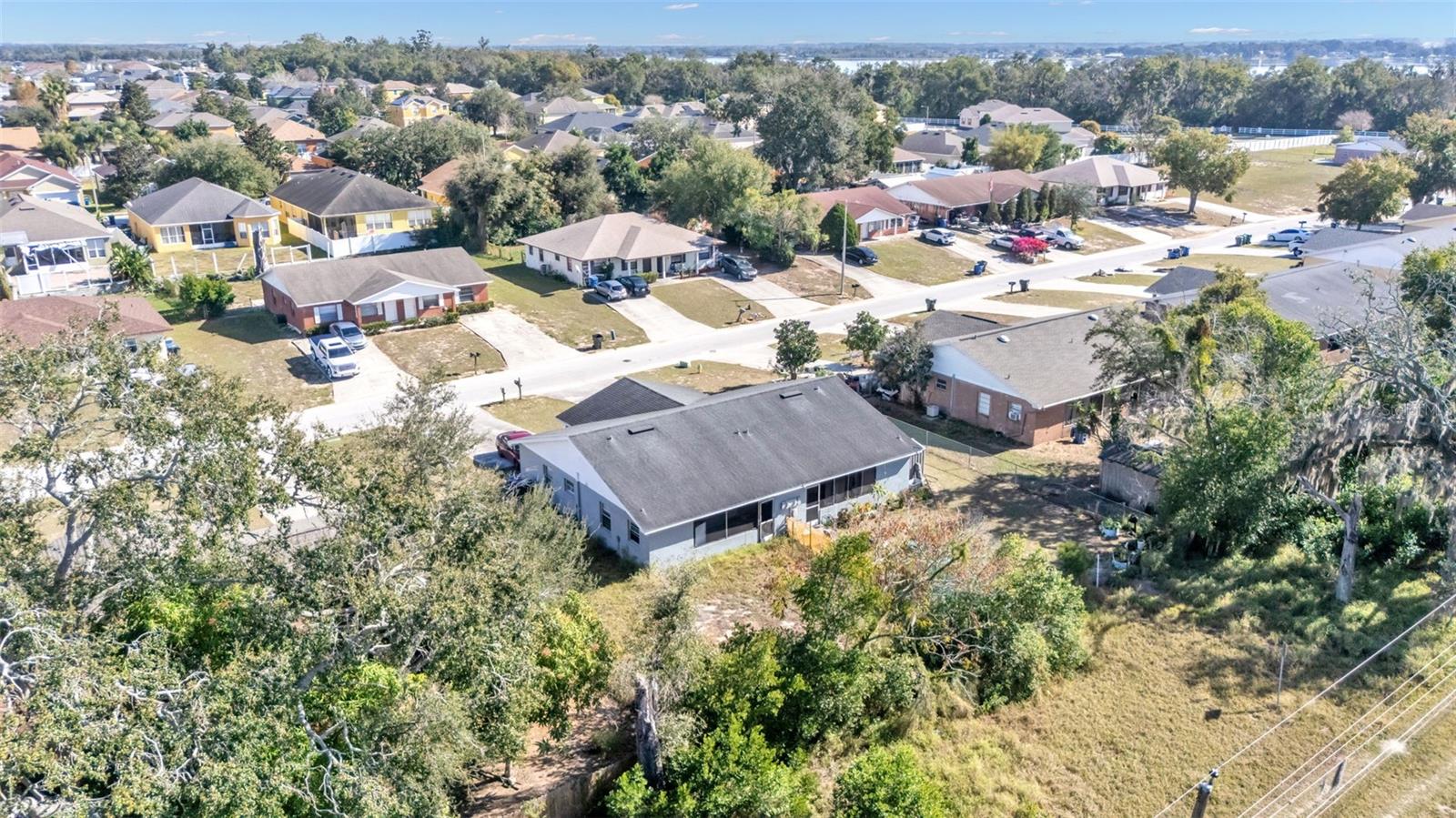 Image 33 of 38 For 913 Charmil Avenue