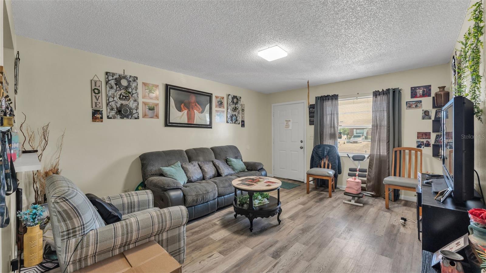 Image 4 of 38 For 913 Charmil Avenue