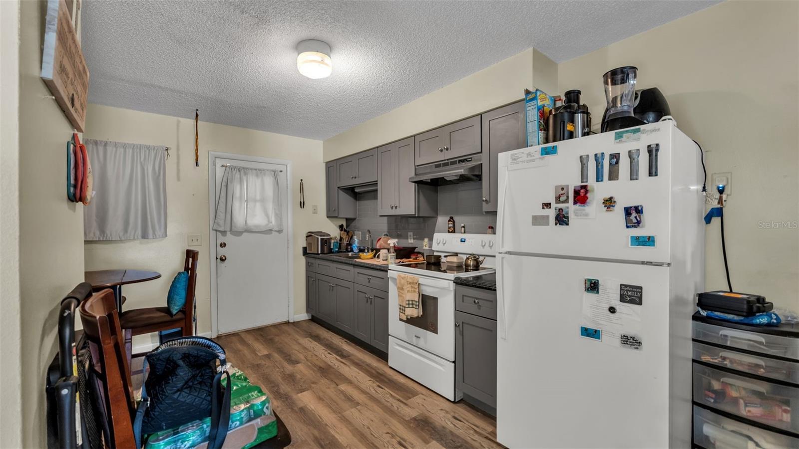 Image 6 of 38 For 913 Charmil Avenue