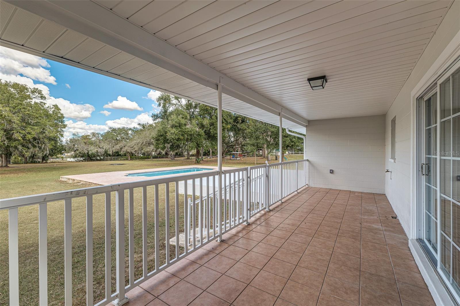 Image 26 of 42 For 926 Meadowood Drive