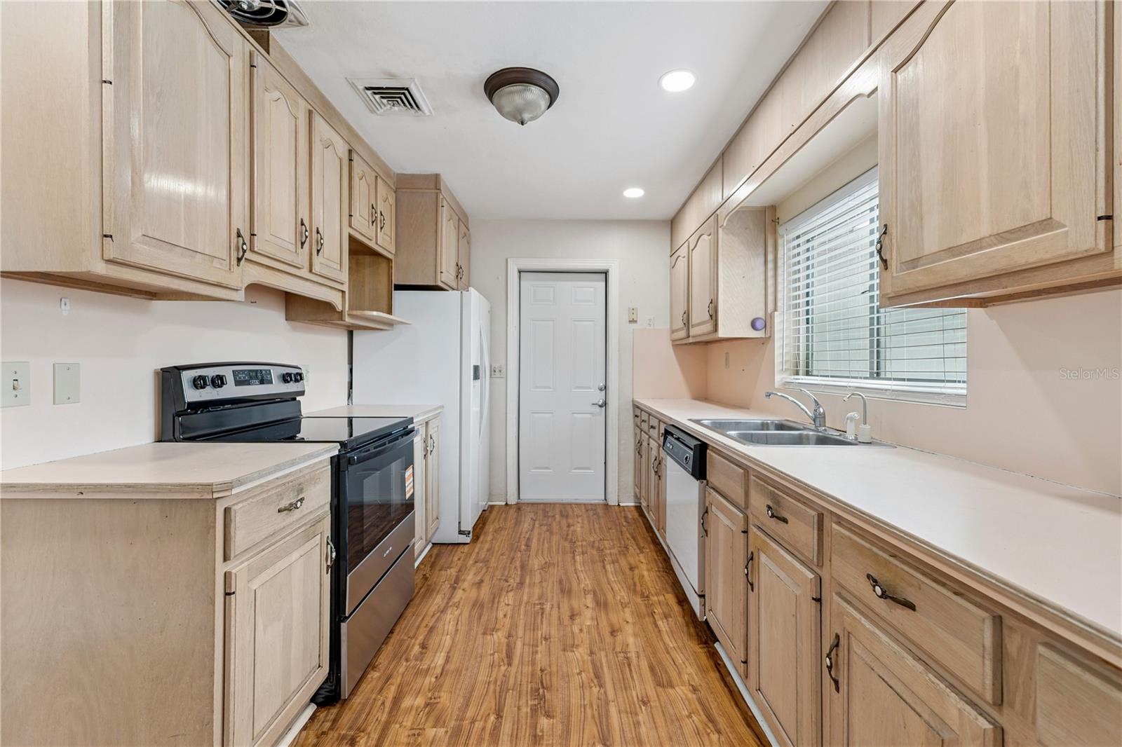 Image 15 of 36 For 716 Avenue I Ne