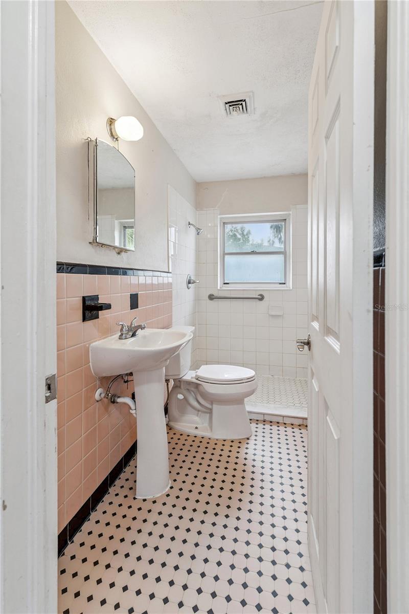 Image 27 of 36 For 716 Avenue I Ne