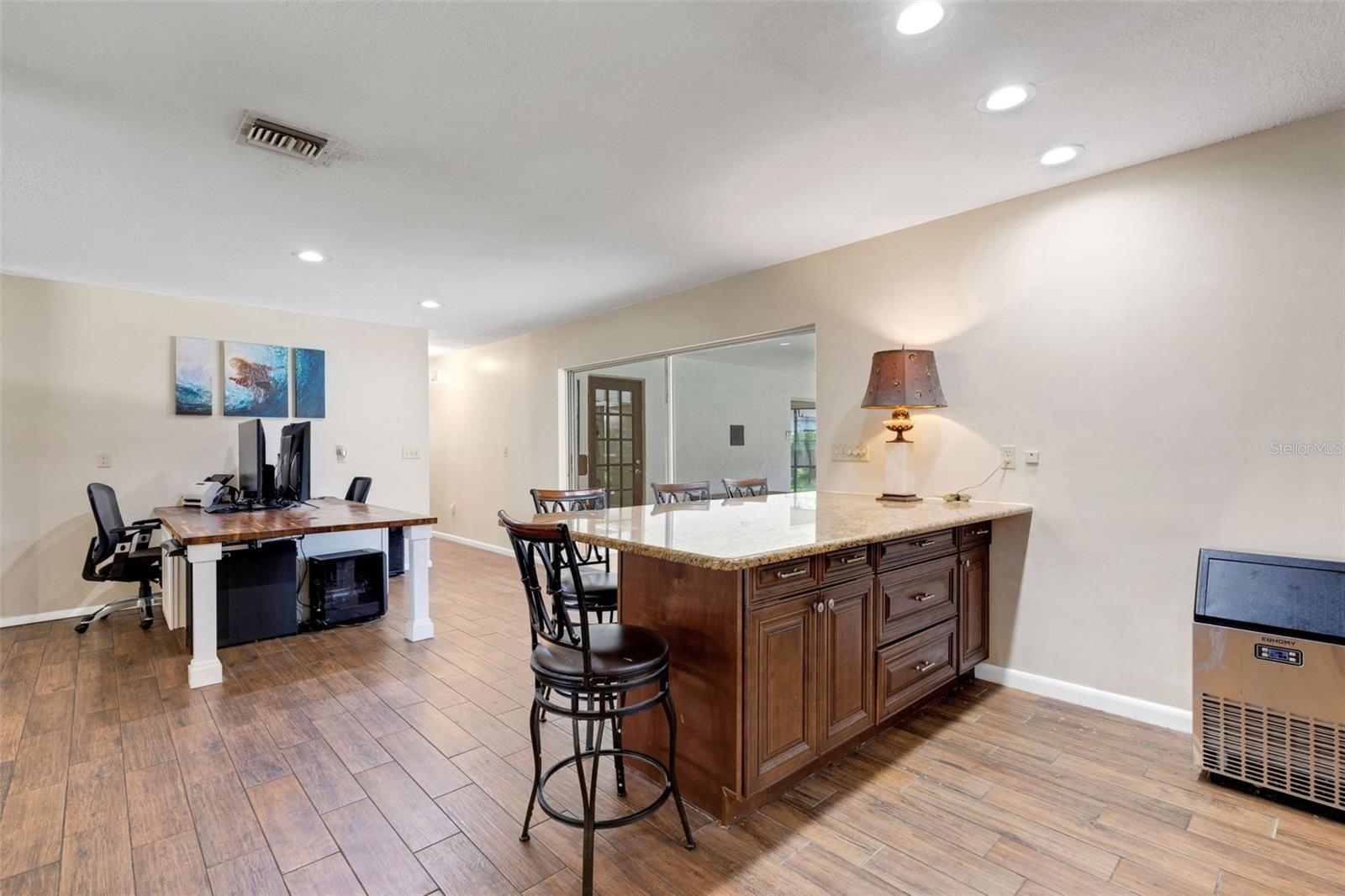 Image 11 of 53 For 6318 Oak Square W