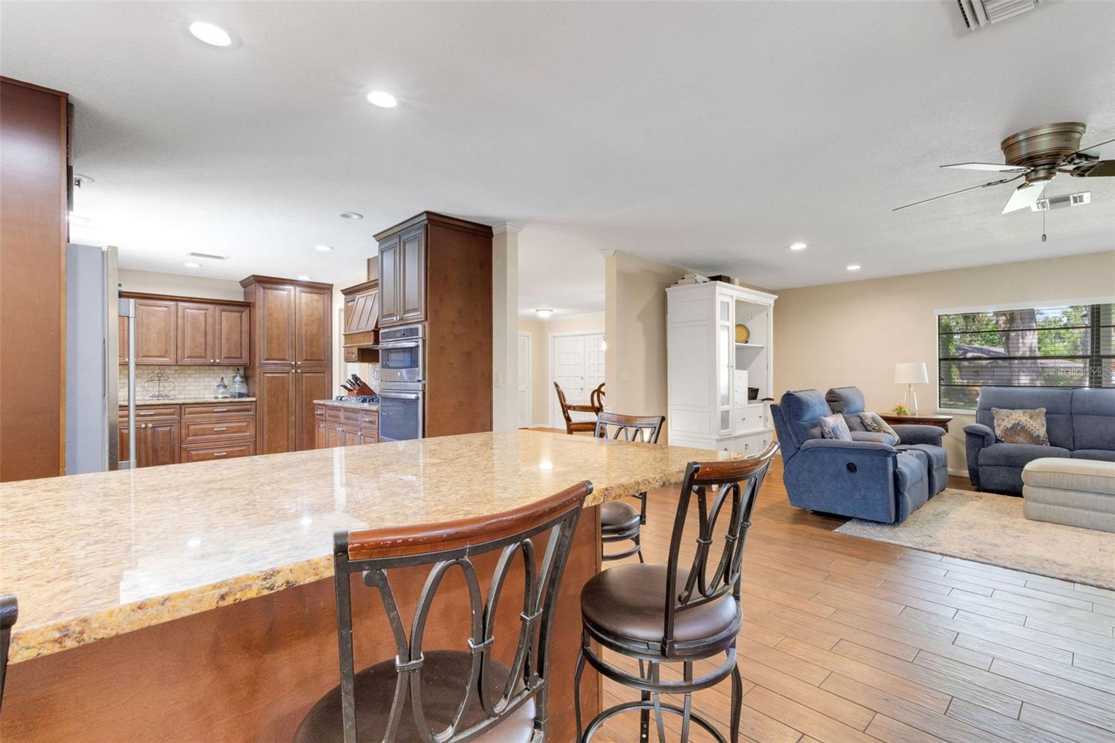 Image 14 of 53 For 6318 Oak Square W