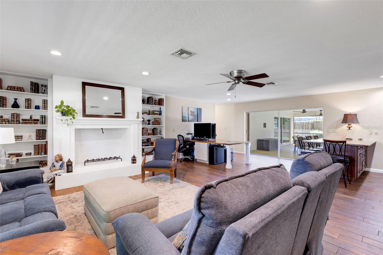 Image 16 of 53 For 6318 Oak Square W