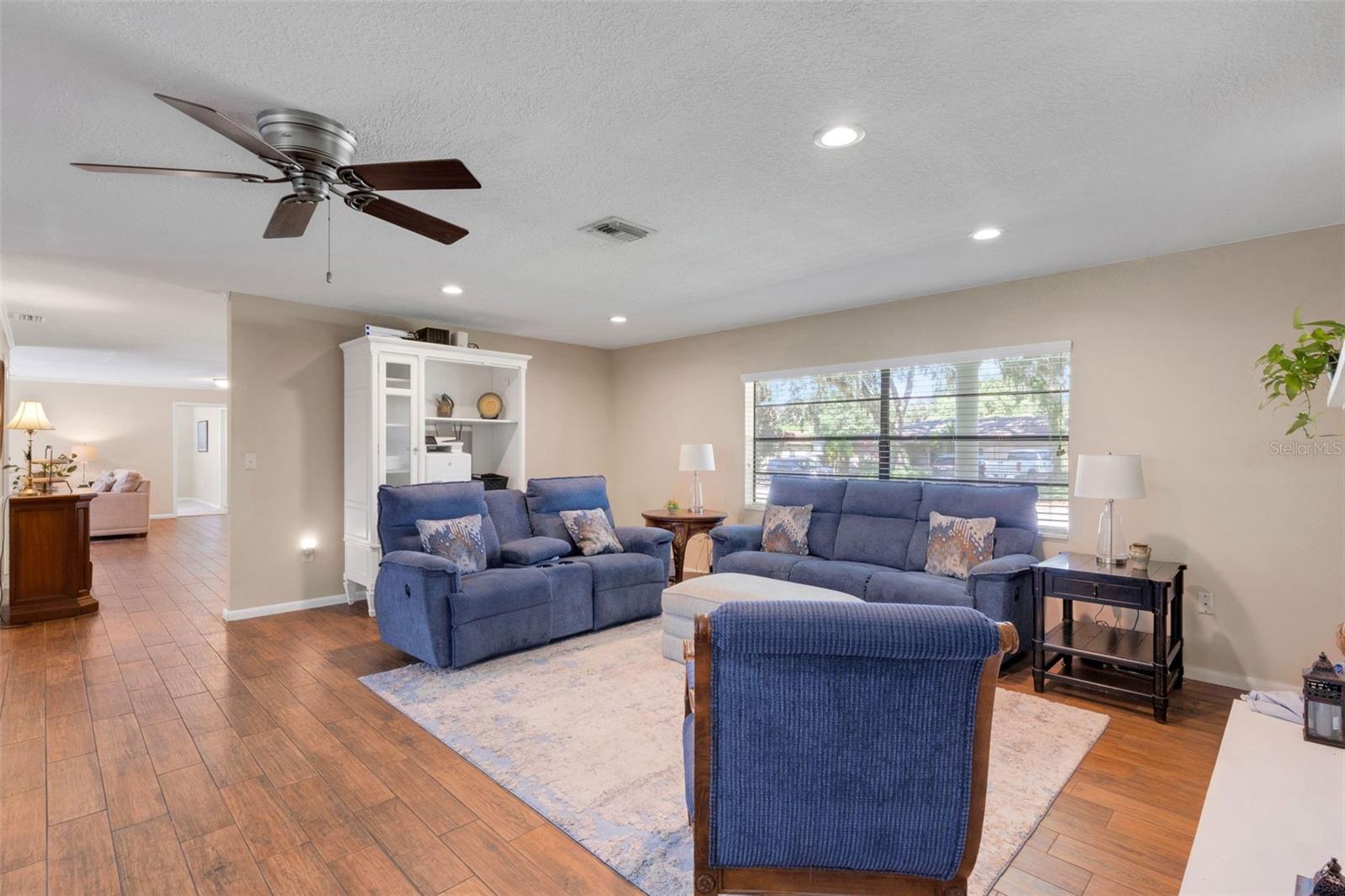 Image 17 of 53 For 6318 Oak Square W