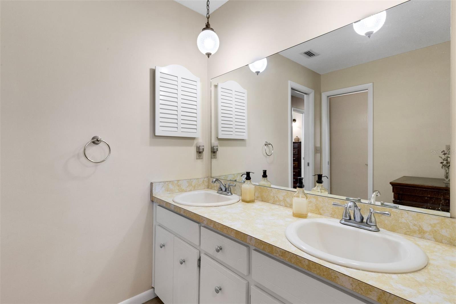 Image 35 of 53 For 6318 Oak Square W