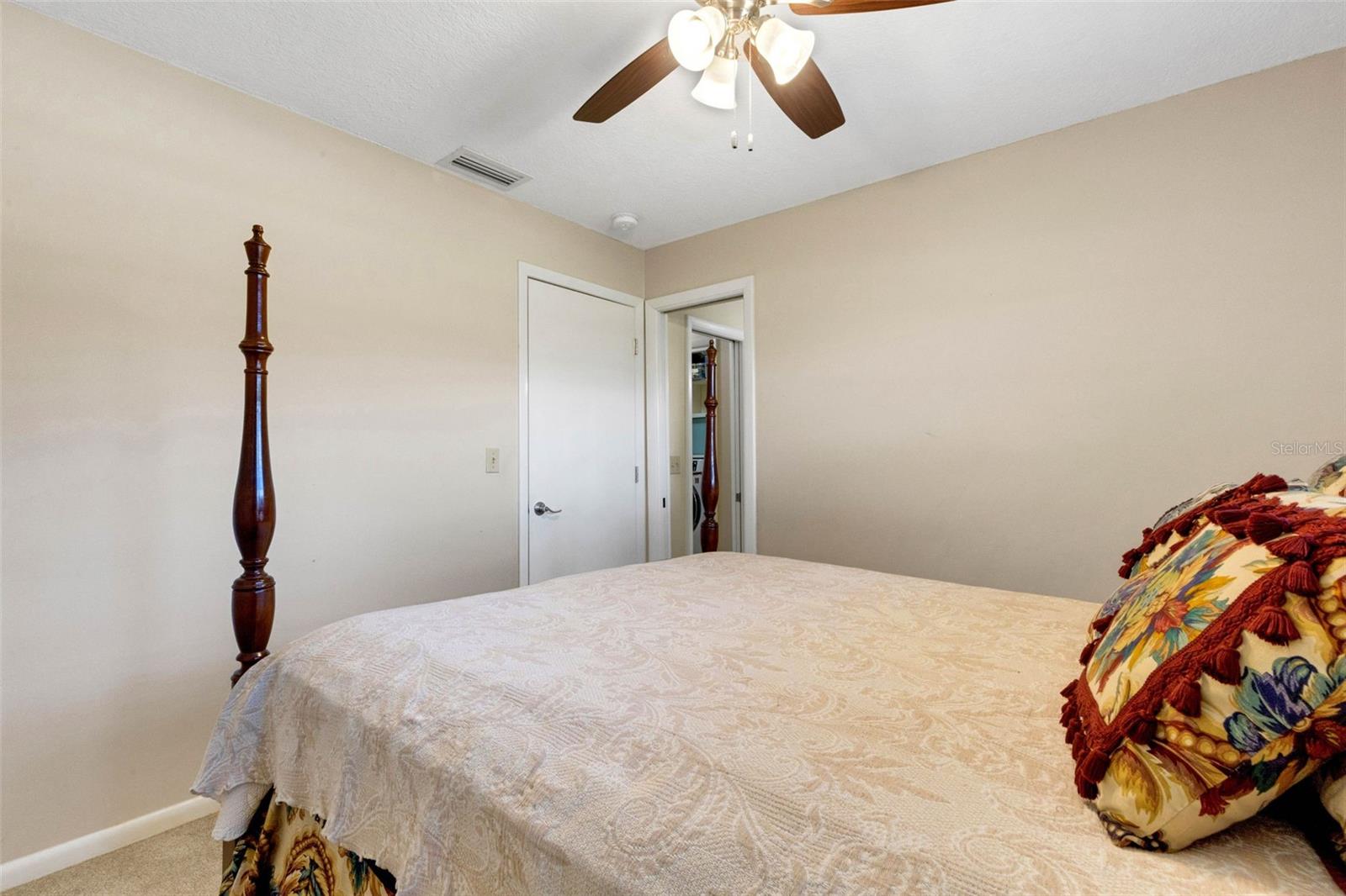 Image 38 of 53 For 6318 Oak Square W