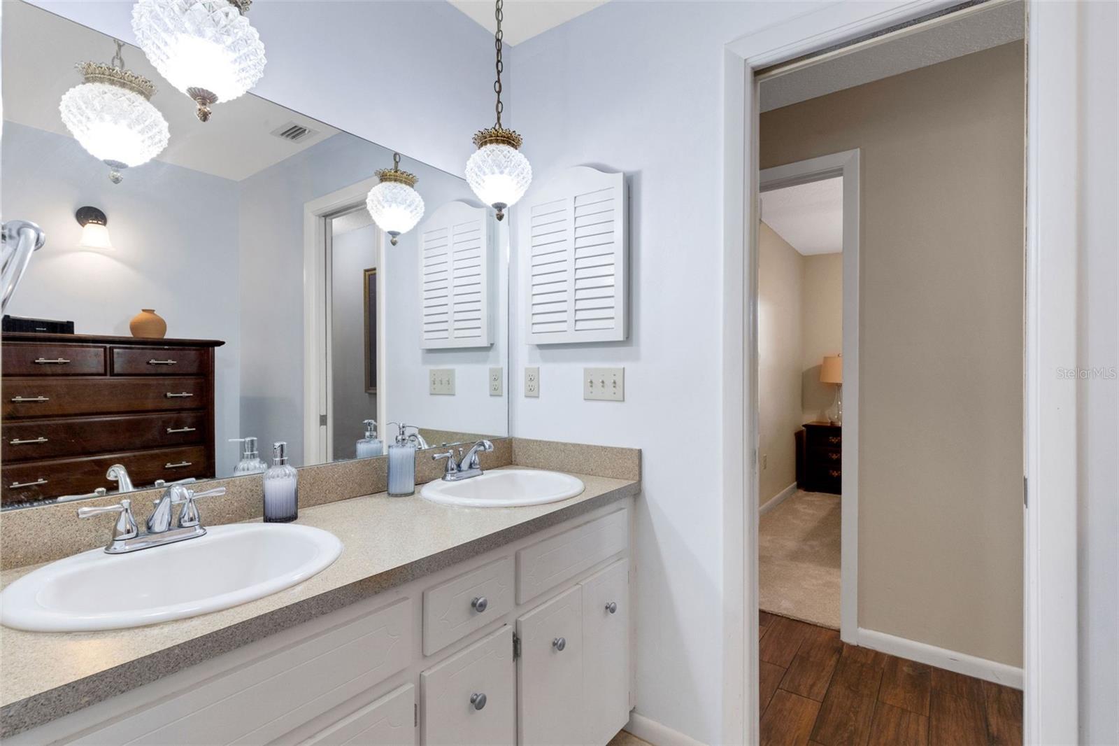 Image 40 of 53 For 6318 Oak Square W