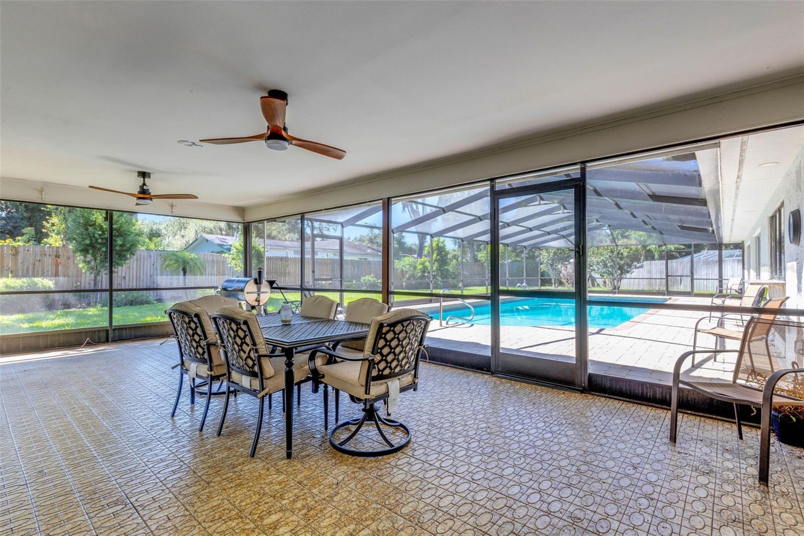 Image 41 of 53 For 6318 Oak Square W