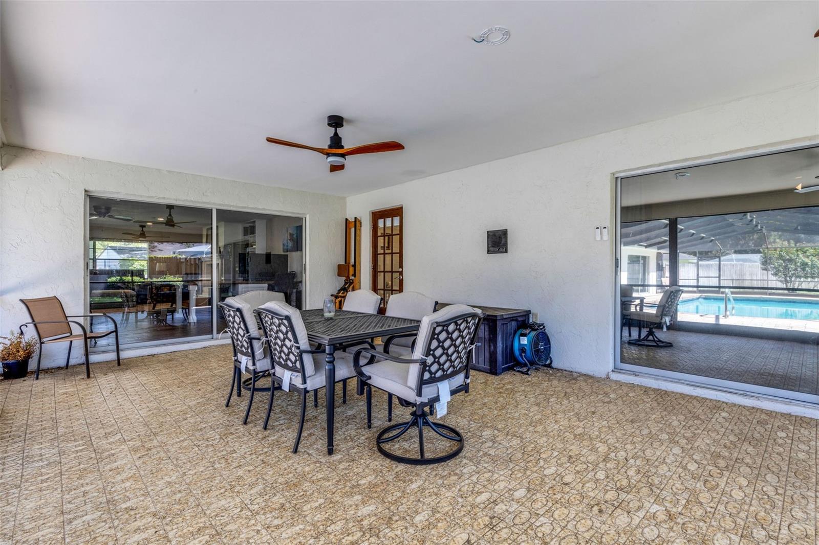 Image 43 of 53 For 6318 Oak Square W