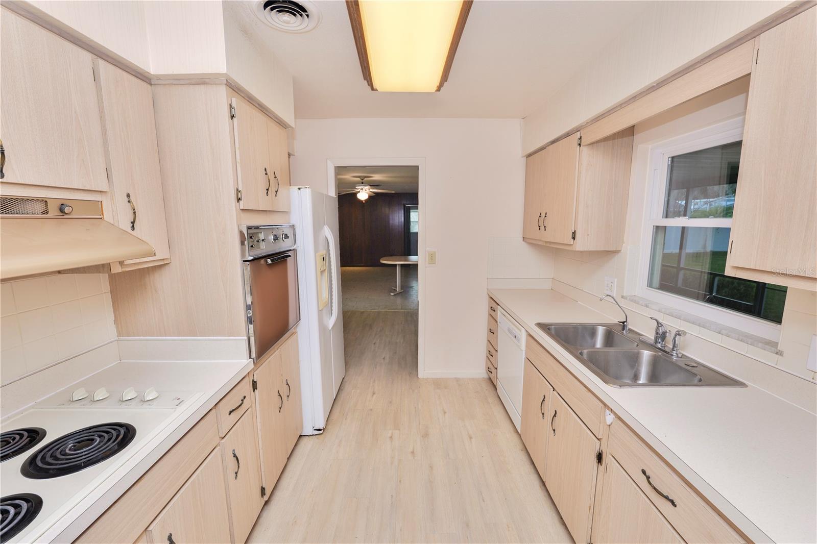 Image 17 of 48 For 2631 Newport Avenue