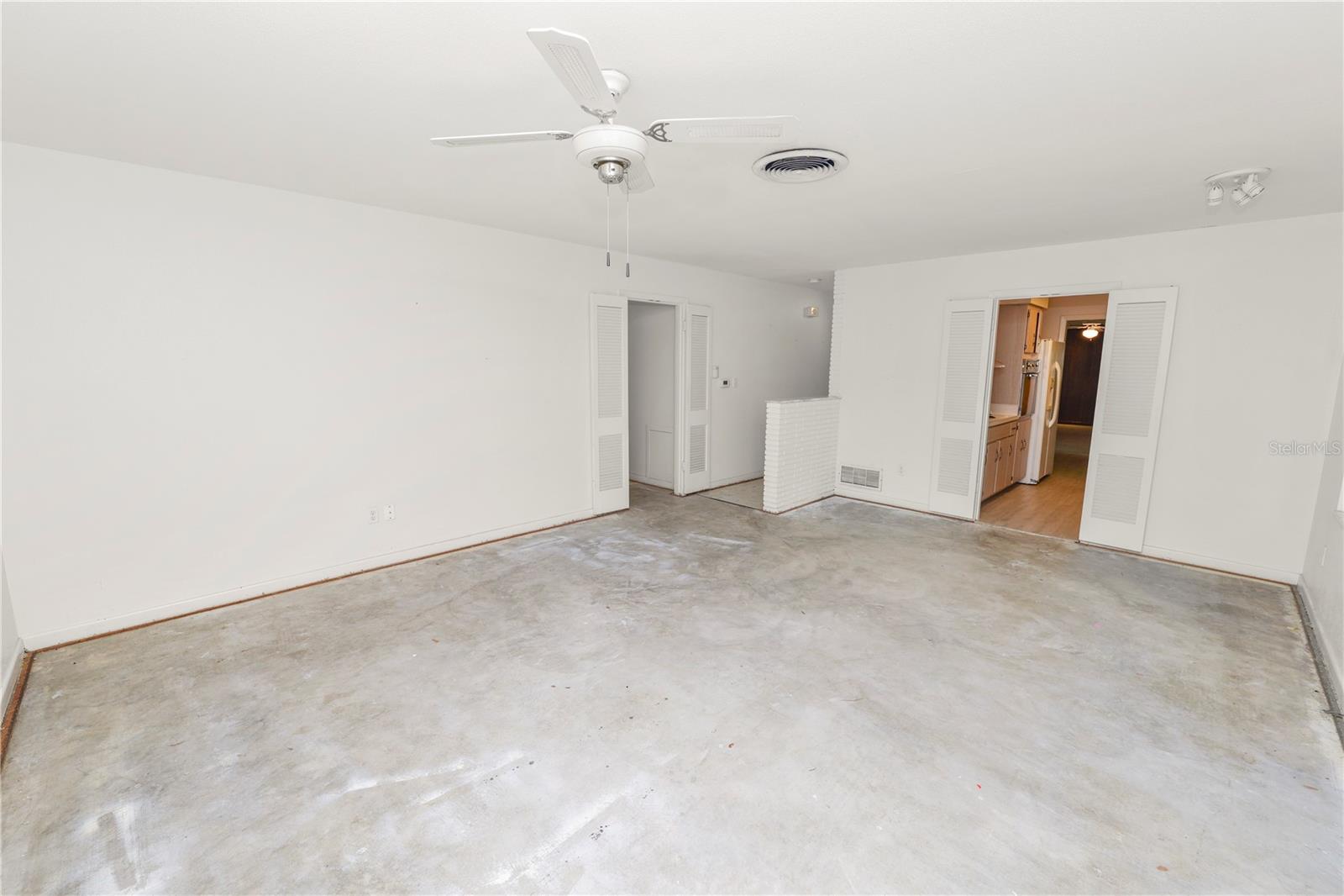 Image 23 of 48 For 2631 Newport Avenue