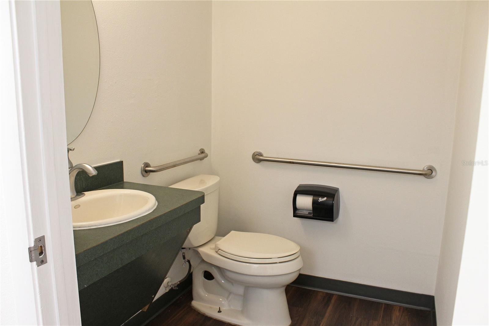 Image 29 of 39 For 1525 Lakeland Hills Boulevard