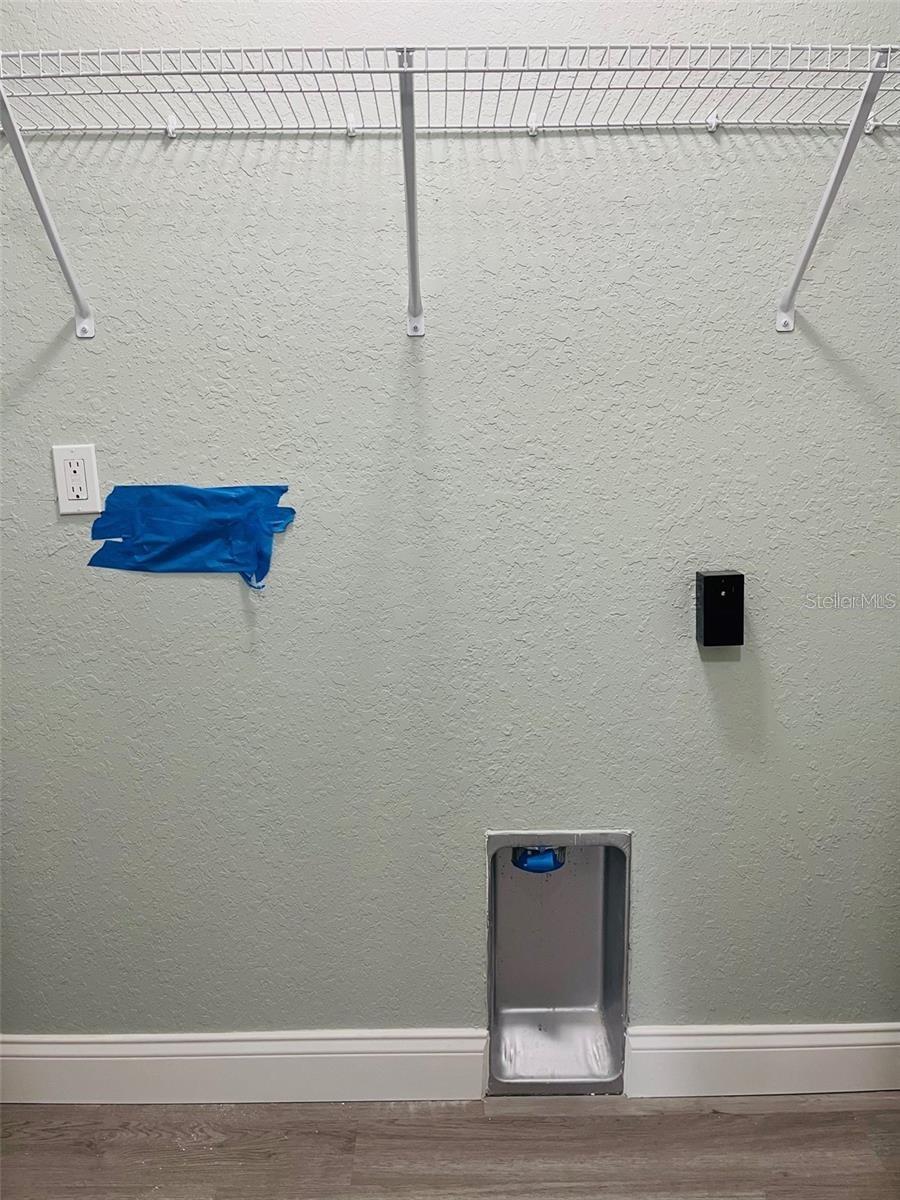 Listing photo id 11 for 1433 Amos Avenue