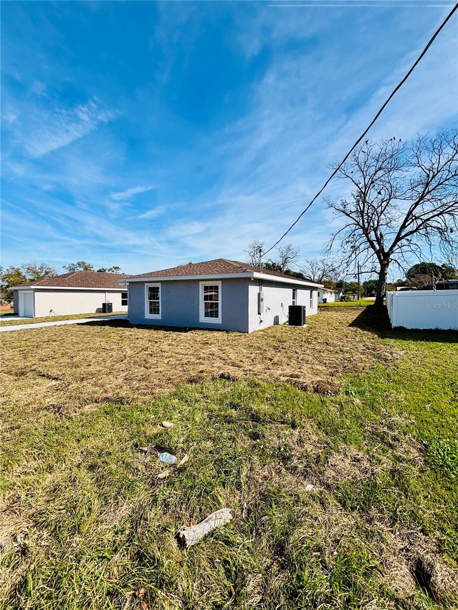 Listing photo id 14 for 1433 Amos Avenue