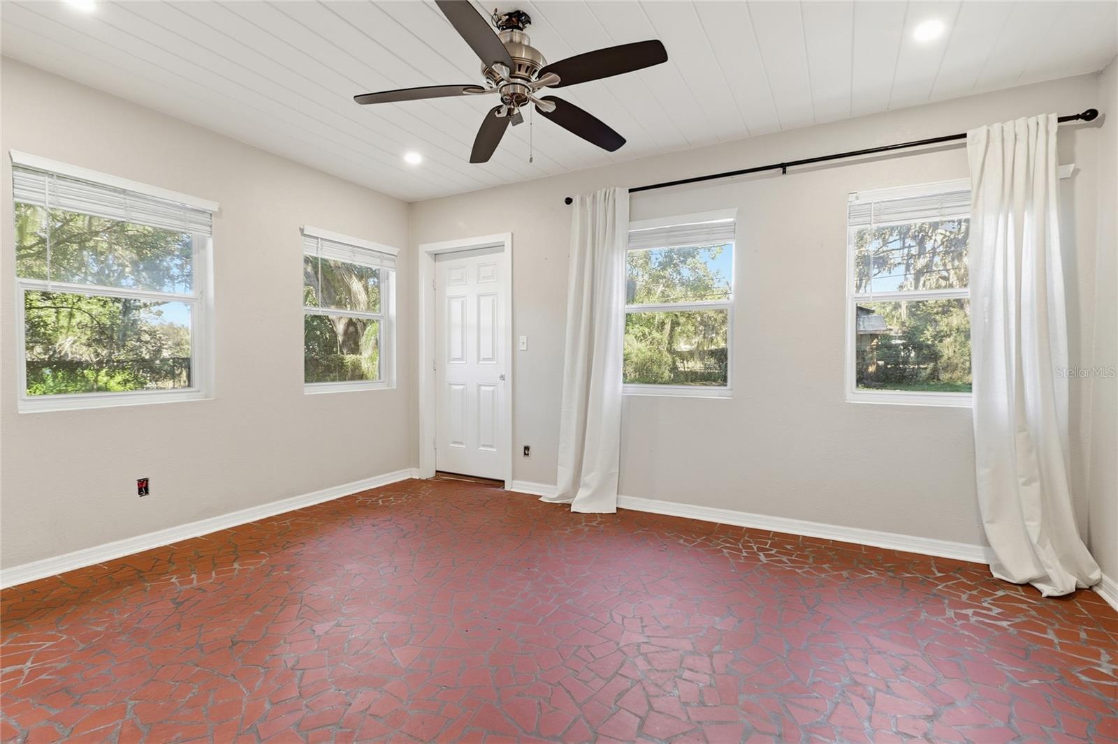 Image 18 of 38 For 203 Poinsettia Street