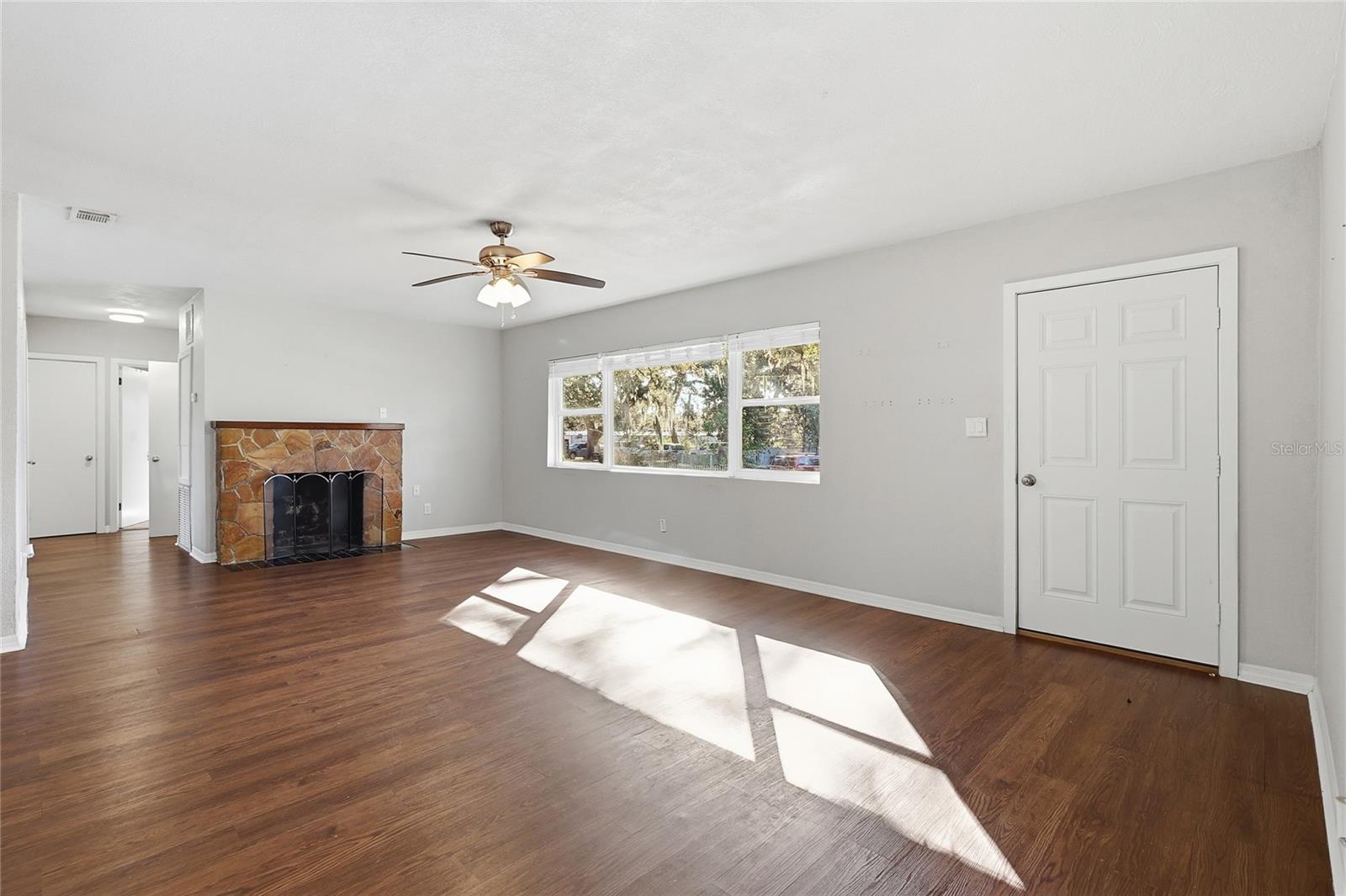 Image 6 of 38 For 203 Poinsettia Street