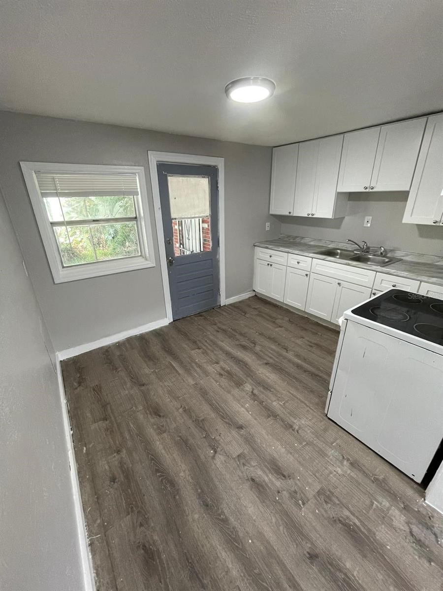 Image 10 of 29 For 2910 Emma Street