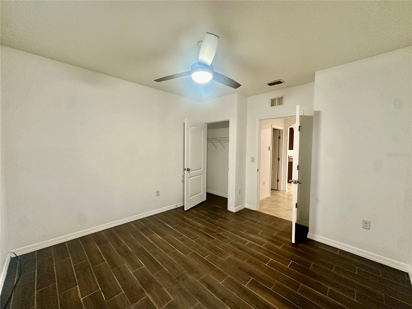 Image 21 of 24 For 988 Summer Glen Drive