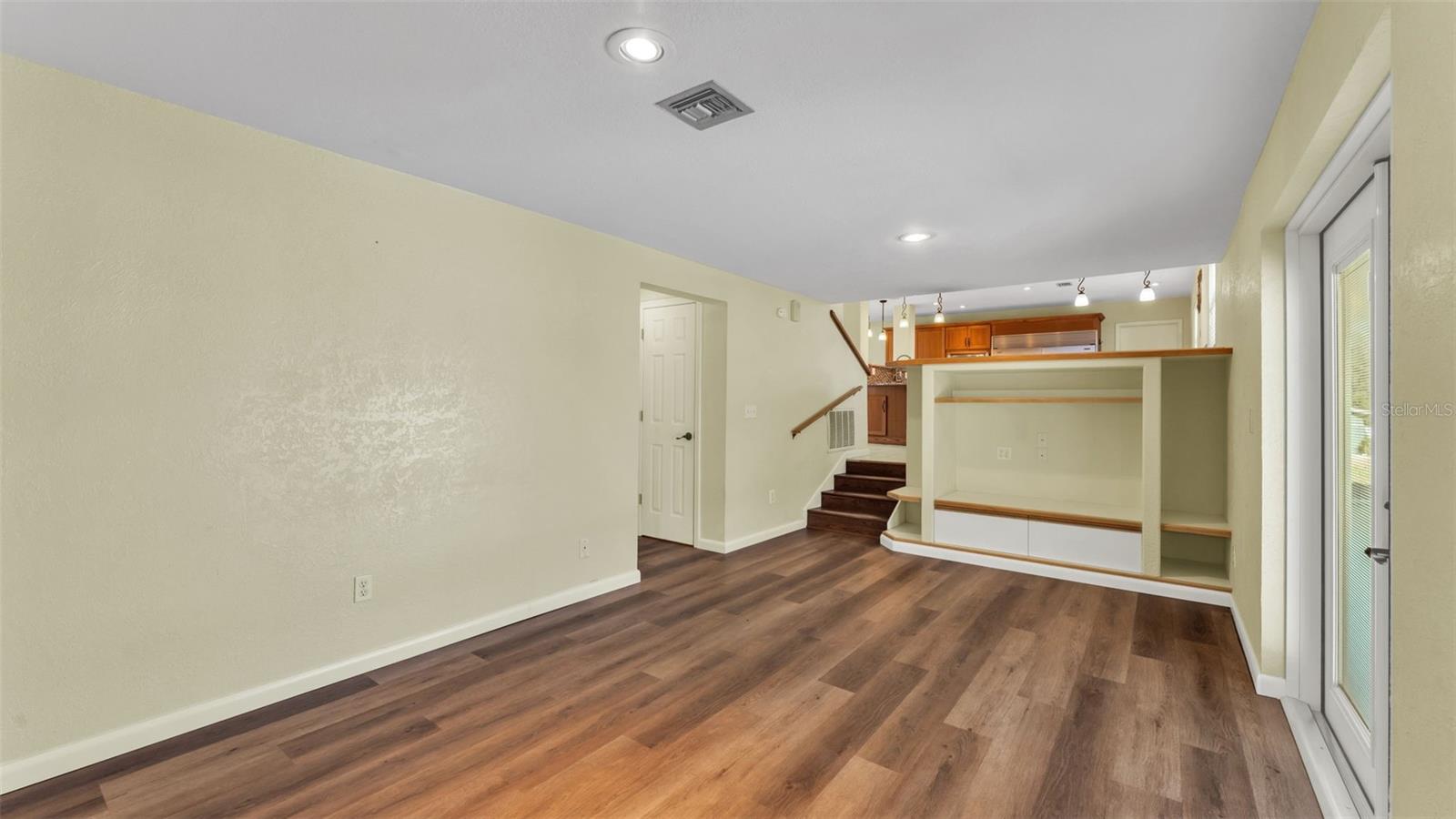 Image 20 of 54 For 1203 Brandon Lakes Circle