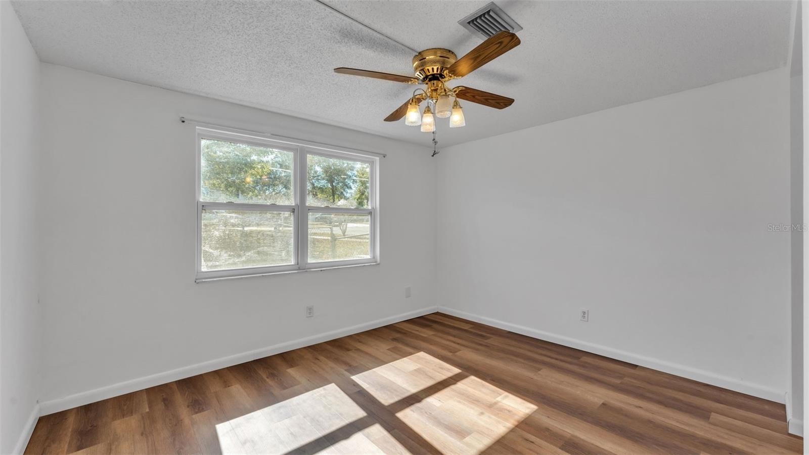 Image 22 of 54 For 1203 Brandon Lakes Circle