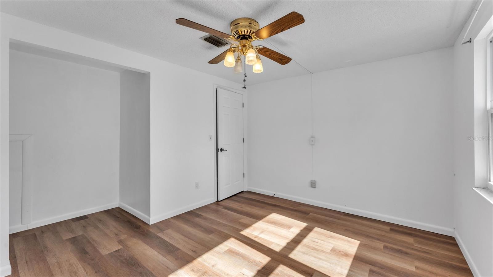 Image 23 of 54 For 1203 Brandon Lakes Circle