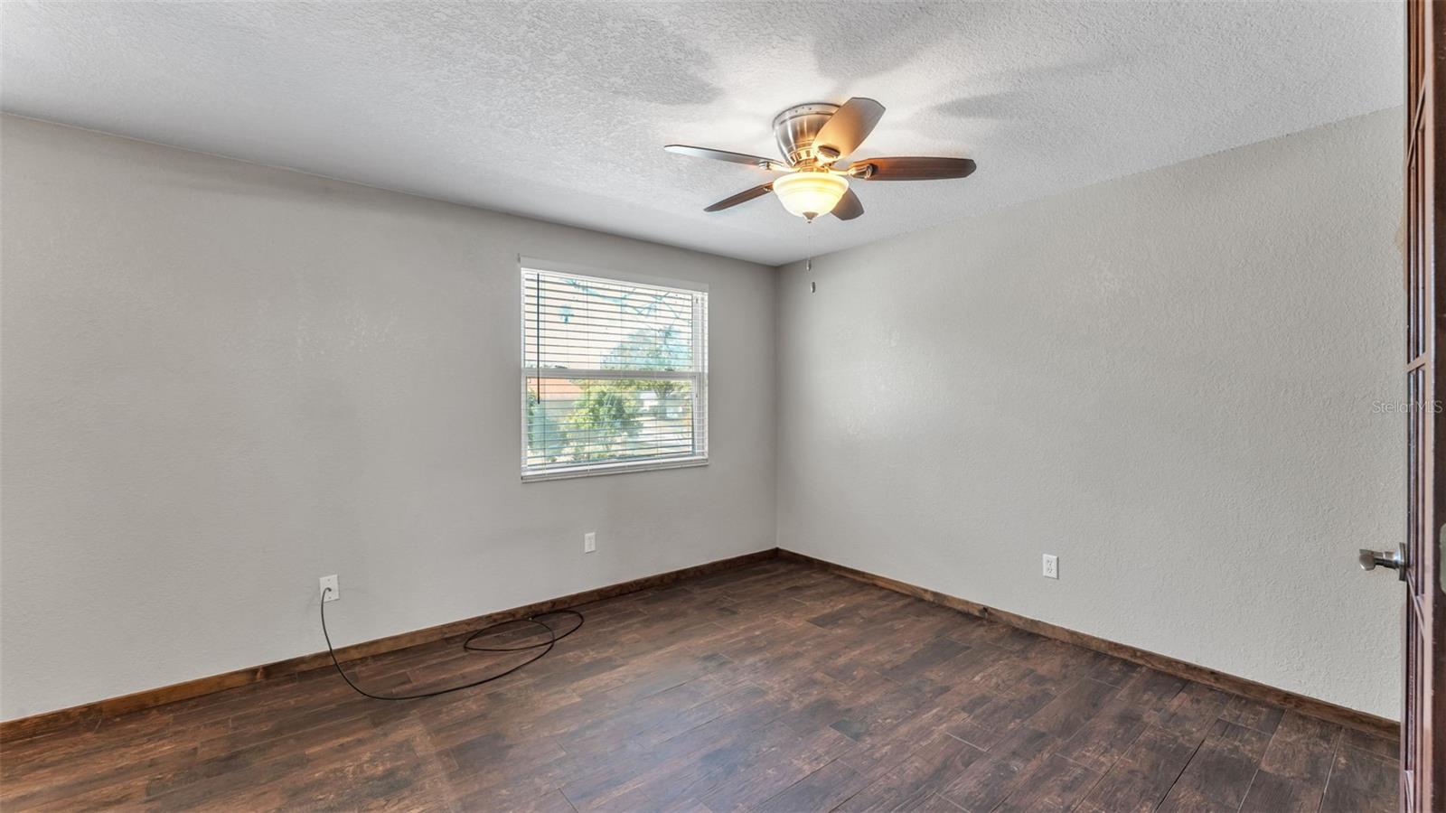 Image 27 of 54 For 1203 Brandon Lakes Circle