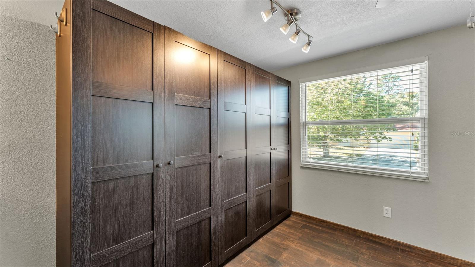 Image 33 of 54 For 1203 Brandon Lakes Circle