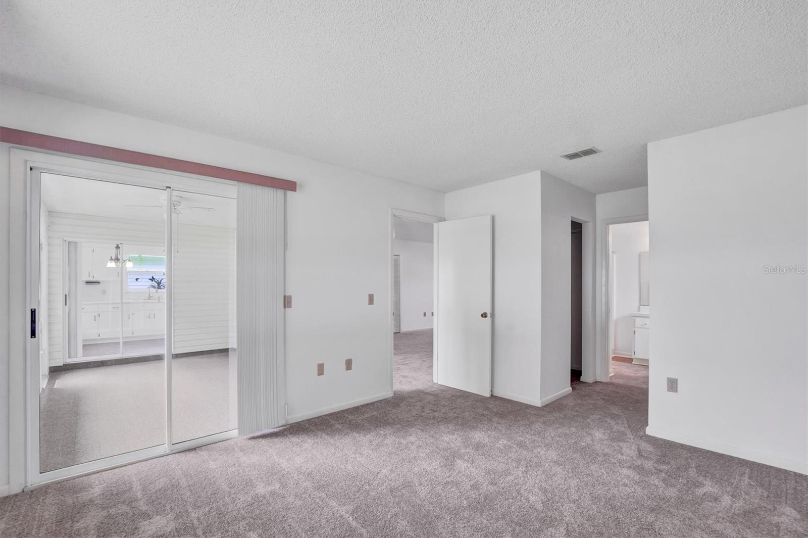 Image 13 of 28 For 4938 Colonnades Circle E