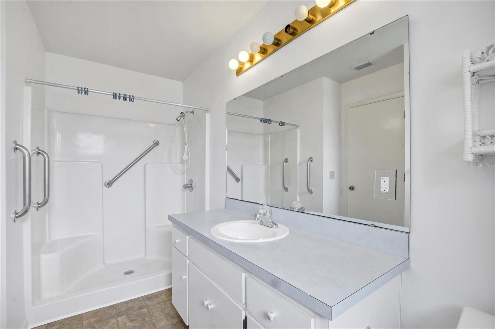 Image 15 of 28 For 4938 Colonnades Circle E