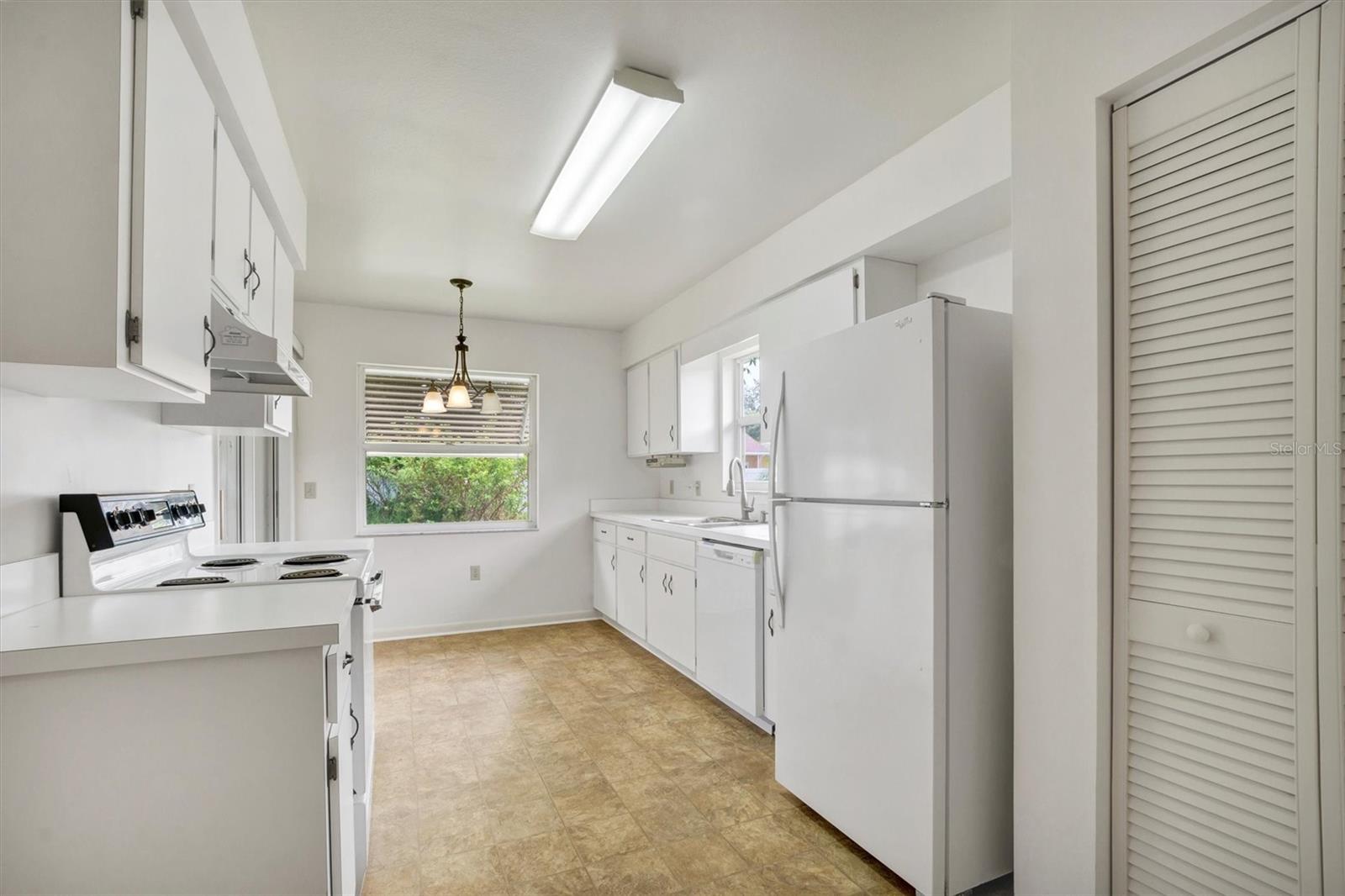 Image 17 of 28 For 4938 Colonnades Circle E